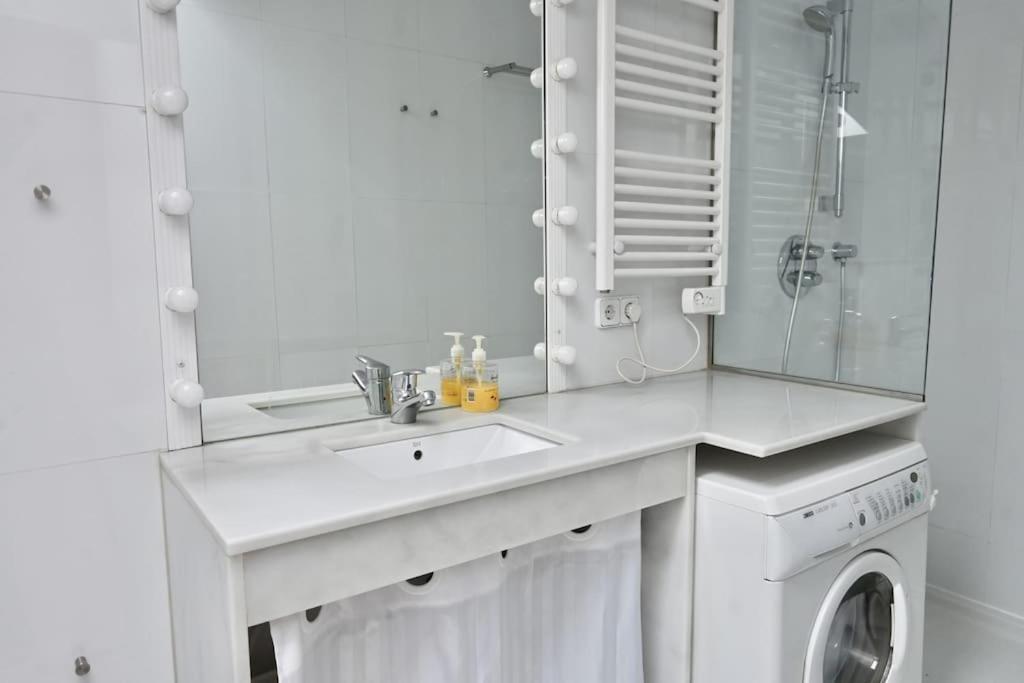 For You Rentals Apartamento Temporal Con Encanto A Pocos Metros Del Sol Myr13 Madrid Luaran gambar